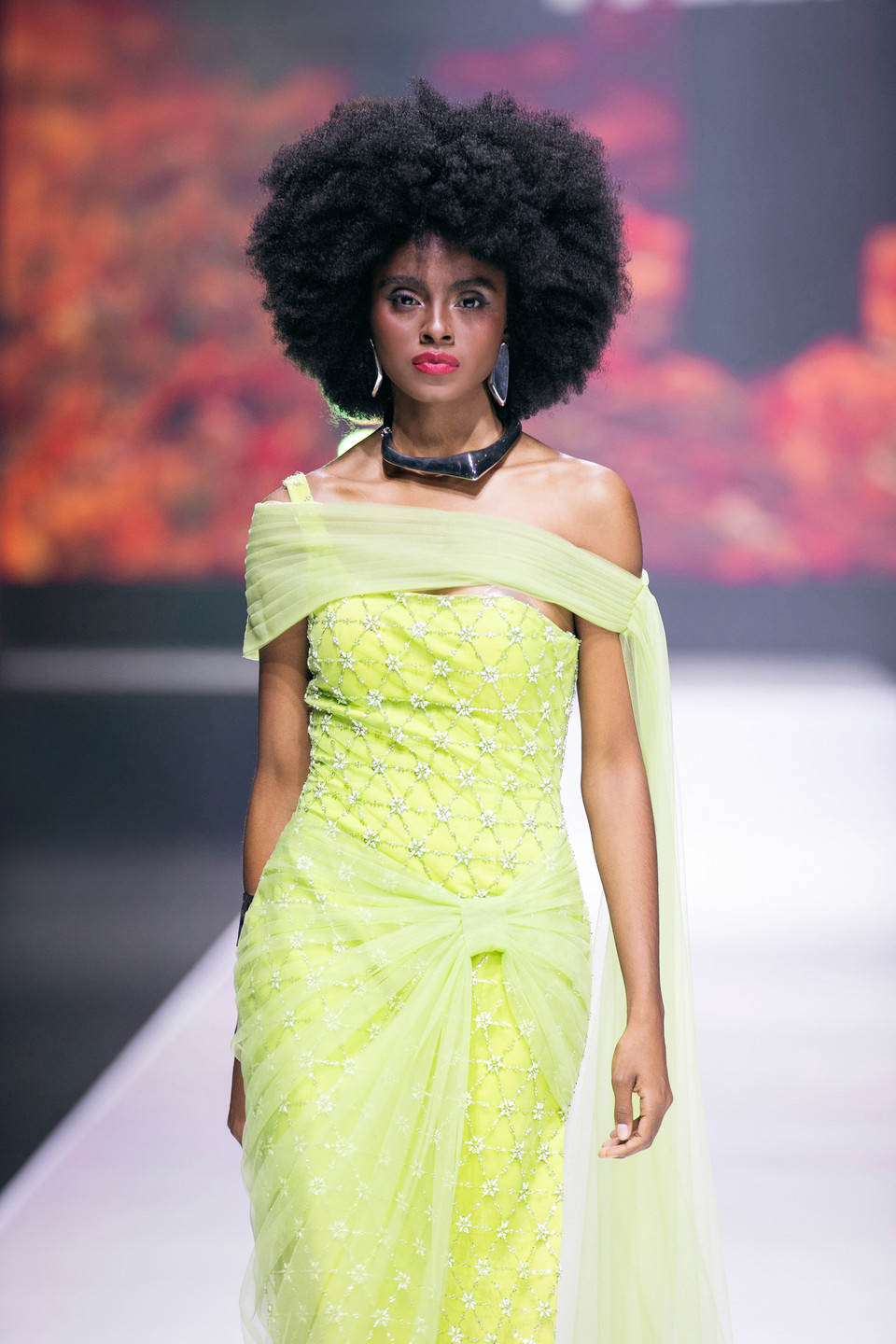 Song hành cùng những thiết kế đỏ thắm lấy cảm hứng từ hoa hồng kiêu sa, phần hai của bộ sưu tập đưa khán giả lạc vào một khu vườn mùa Thu đầy lãng mạn nhưng cũng có lúc chói chang. (Ảnh: PV/Vietnam+)