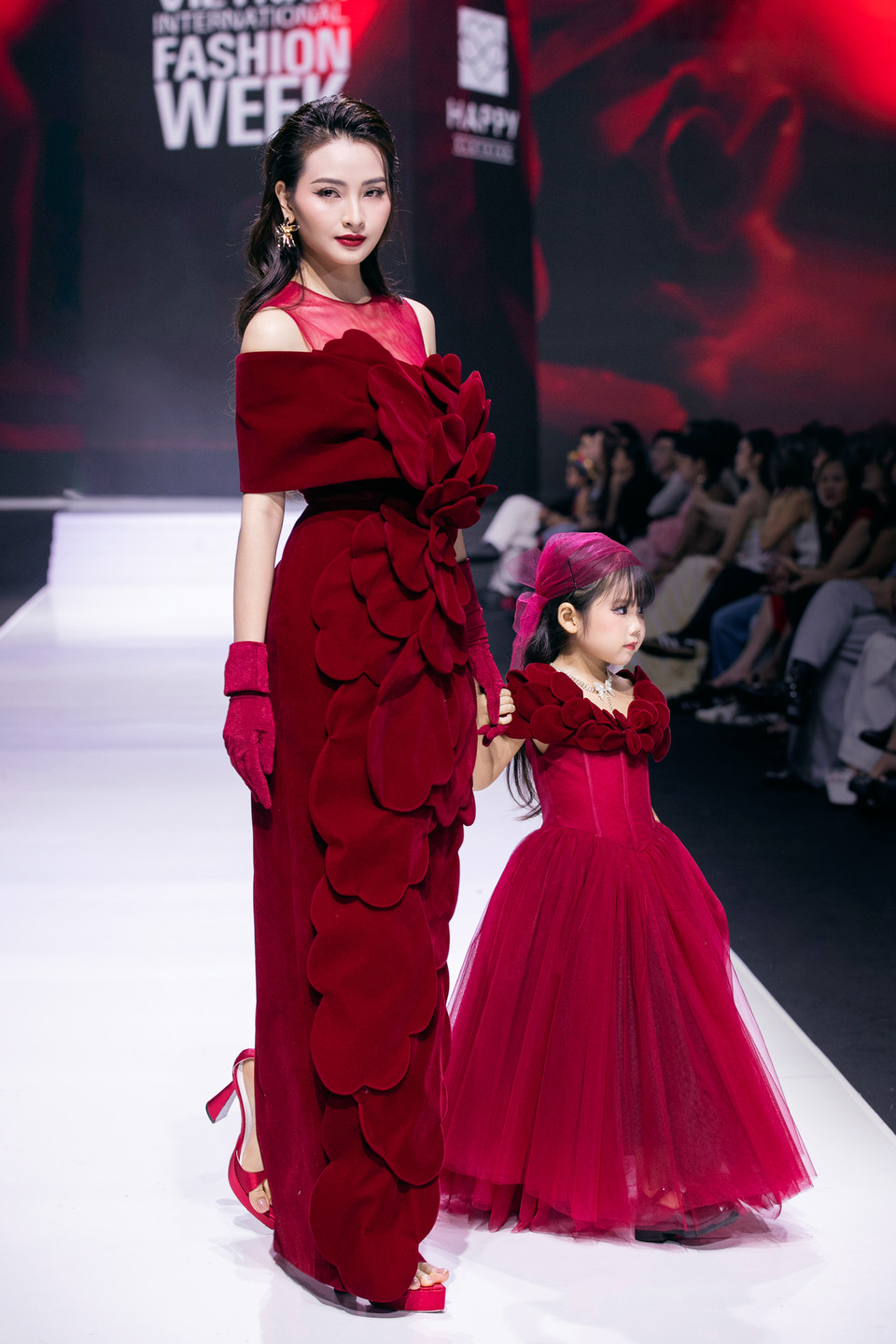 Là một gương mặt thân quen tại Tuần lễ thời trang Quốc tế Việt Nam, nhà thiết kế Thảo Nguyễn cùng thương hiệu Happy Clothing giới thiệu đến khán giả yêu thời trang từng sản phẩm không chỉ là trang phục mà còn là một tác phẩm nghệ thuật. (Ảnh: PV/Vietnam+)