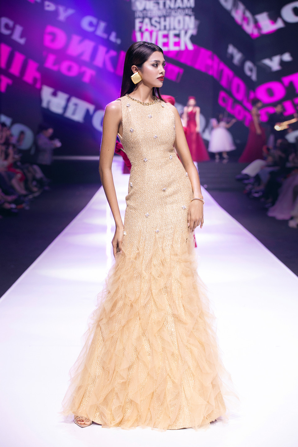 Một thiết kế trong bộ sưu tập “Rosy Fall.” (Ảnh: PV/Vietnam+)