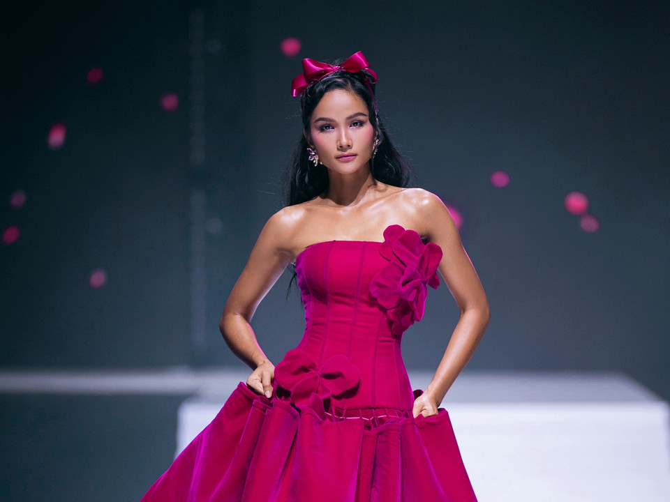 Trở thành gương mặt không thể thiếu trong các bộ sưu tập của thương hiệu Happy Clothing, Hoa hậu Hoàn vũ H’Hen Niê đã tỏa sáng trên sàn runway với bộ cánh thơ mộng, tựa như đóa hồng yêu kiều giữa mùa Thu Hà Nội. (Ảnh: PV/Vietnam+)