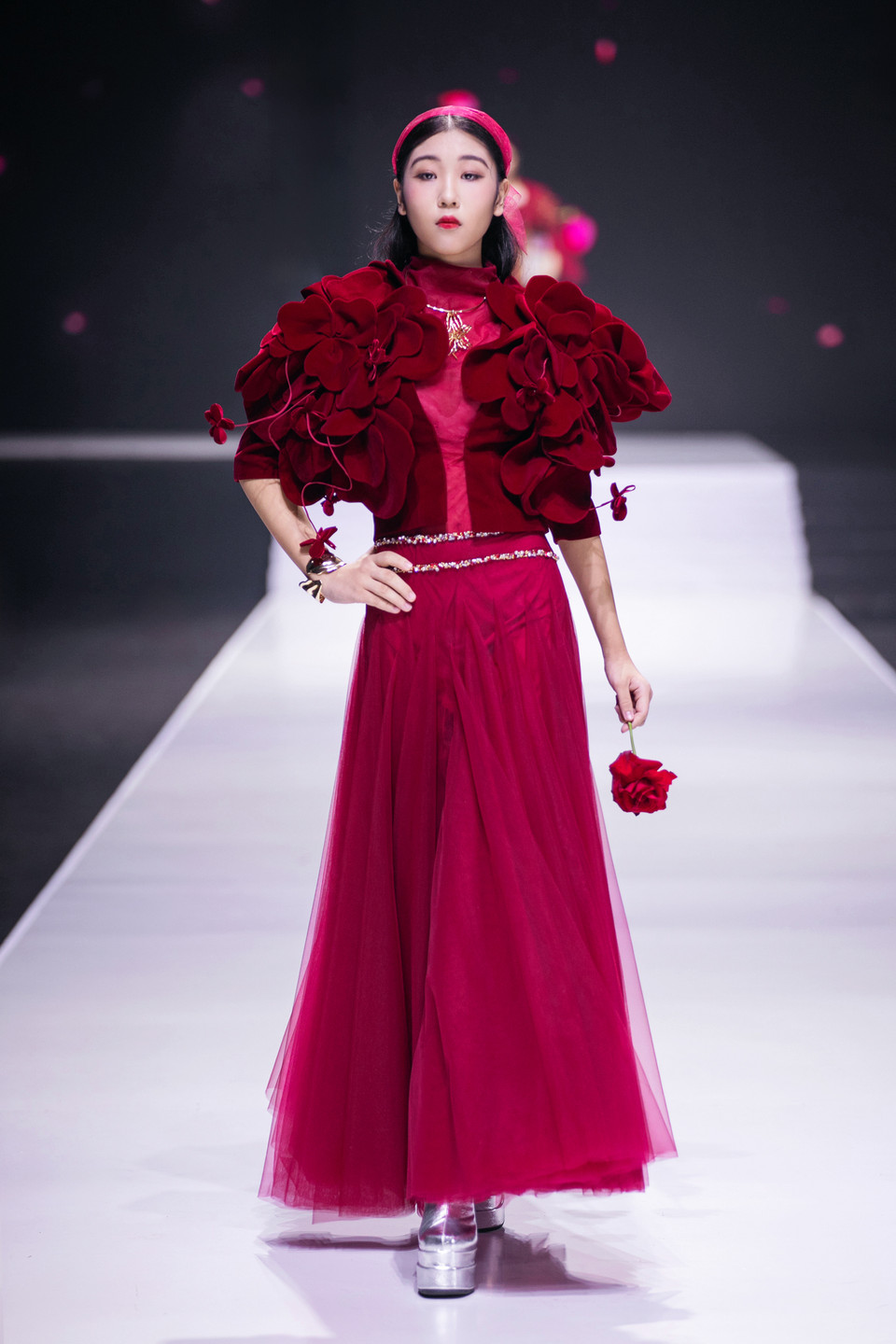 Những họa tiết hoa hồng thêu tay, gấp nếp, đá hồng đính kết thủ công là điểm nhấn của bộ sưu tập. (Ảnh: PV/Vietnam+)