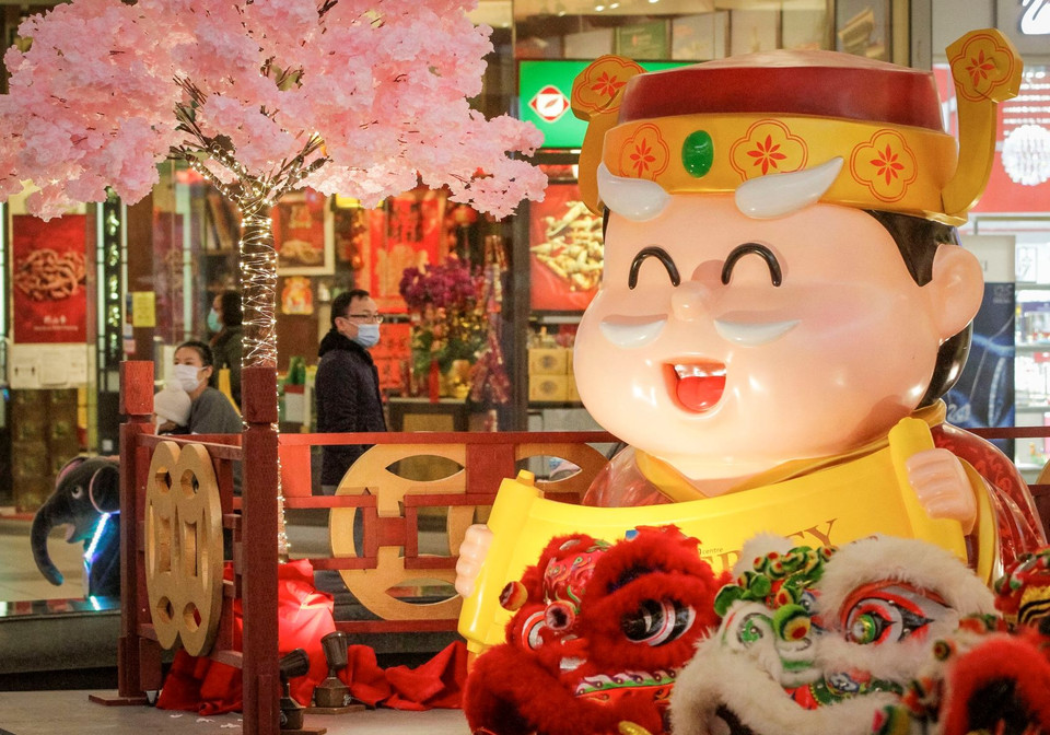 Mặc dù dịch viêm đường hô hấp cấp COVID-19 đang diễn biến phức tạp nhưng tại một số nước, người dân vẫn chuẩn bị đón Tết Nguyên đán với mong muốn một năm mới an lành. Mùng 1 Tết Nguyên đán Tân Sửu rơi vào ngày 12/2/2021. Trong ảnh: Trung tâm Aberdeen ở Richmond, British Columbia, Canada, được trang hoàng đón Tết Nguyên đán ngày 2/2/2021. (Ảnh: THX/TTXVN)