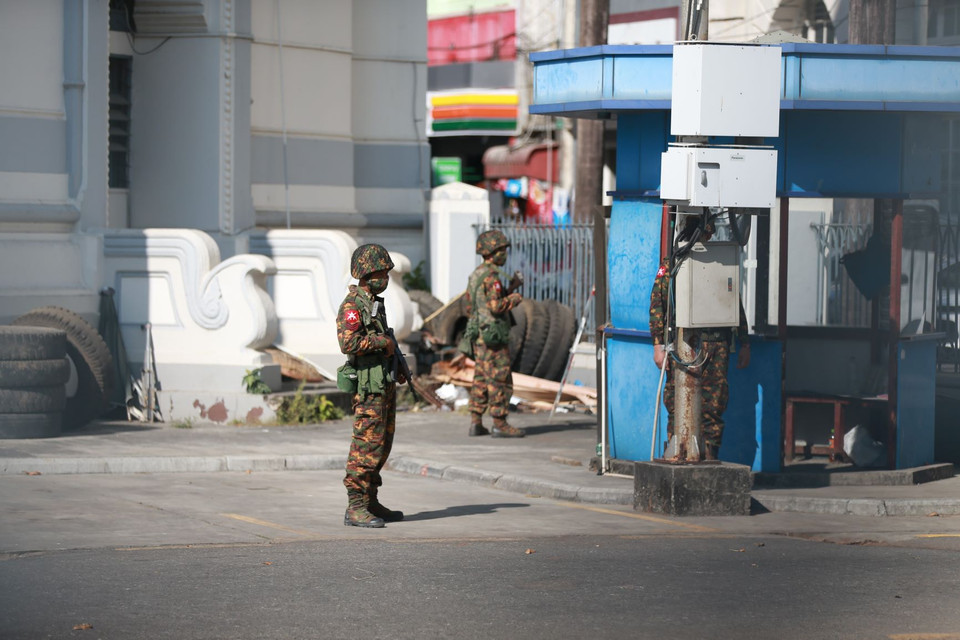 Binh sỹ gác tại Yangon, Myanmar ngày 2/2/2021. (Ảnh: THX/ TTXVN)