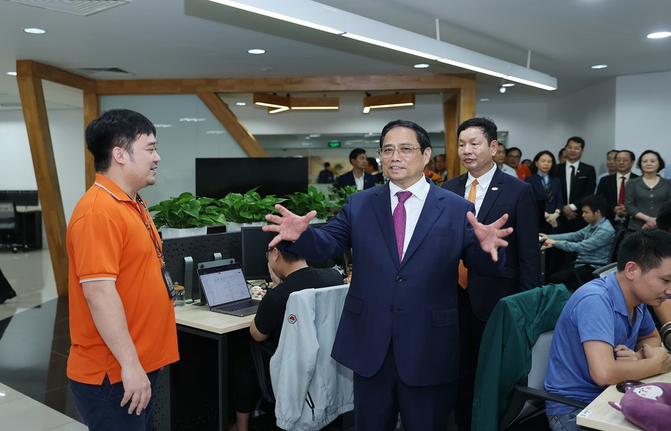 Thủ tướng Phạm Minh Chính bày tỏ hài lòng với tổ hợp kiến trúc của Trường Đại học FPT, đảm bảo việc học tập tốt của người học, giúp sinh viên sinh hoạt và trải nghiệm, làm phong phú đời sống học đường của người học. (Ảnh: Dương Giang/TTXVN)