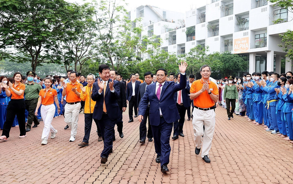 Thủ tướng Phạm Minh Chính tham quan khu vực giảng đường, ký túc xá, các địa điểm sinh hoạt văn hóa, thể thao của sinh viên trường Đại học FPT và nơi làm việc của các kỹ sư Công ty TNHH Phần mềm FPT. (Ảnh: Dương Giang/TTXVN)
