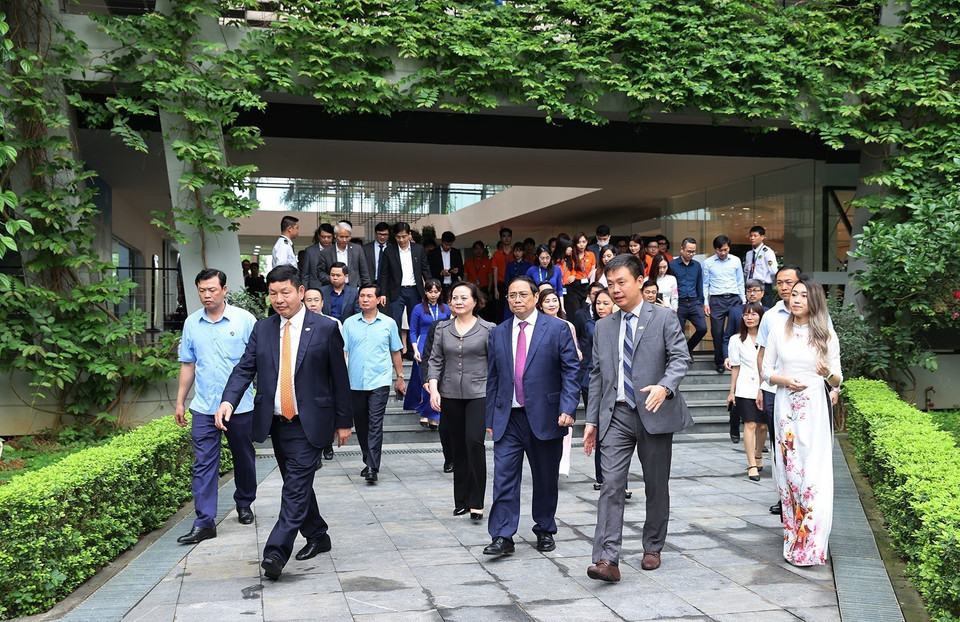 Thủ tướng Phạm Minh Chính đến thăm Trường Đại học FPT. (Ảnh: Dương Giang/TTXVN)