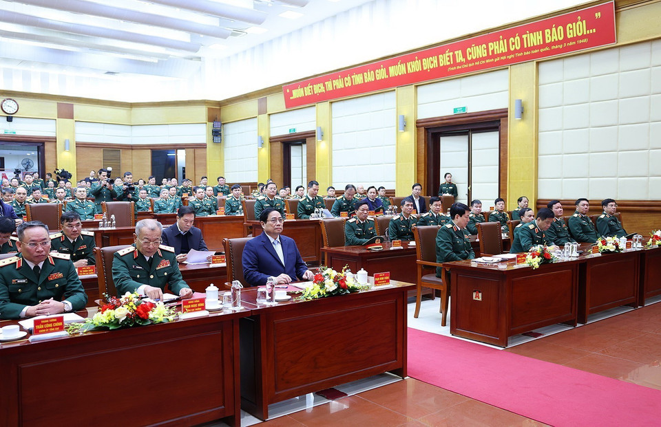 Thủ tướng Phạm Minh Chính và cán bộ, lãnh đạo Tổng cục 2-Bộ Quốc phòng. (Ảnh: Dương Giang/TTXVN)