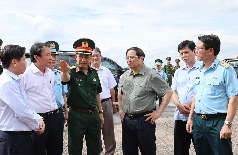 Thủ tướng Phạm Minh Chính kiểm tra, khảo sát dự án nhà ga T3 Cảng hàng không quốc tế Tân Sơn Nhất. (Ảnh: Dương Giang/TTXVN)