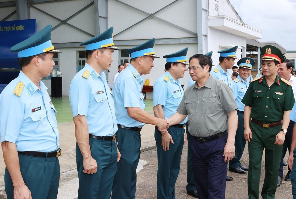 Thủ tướng Phạm Minh Chính đến kiểm tra, khảo sát Cảng hàng không quốc tế Tân Sơn Nhất. (Ảnh: Dương Giang/TTXVN)