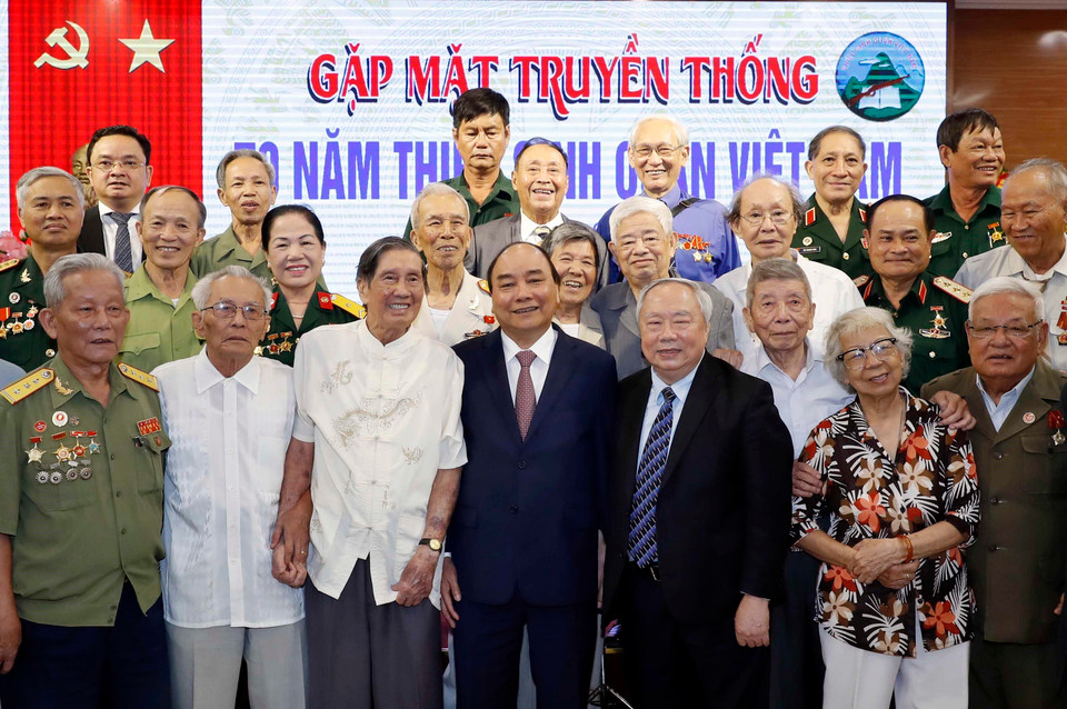 Thủ tướng Nguyễn Xuân Phúc và các cựu học sinh Trường Thiếu sinh quân Việt Nam. (Ảnh: Thống Nhất/TTXVN)