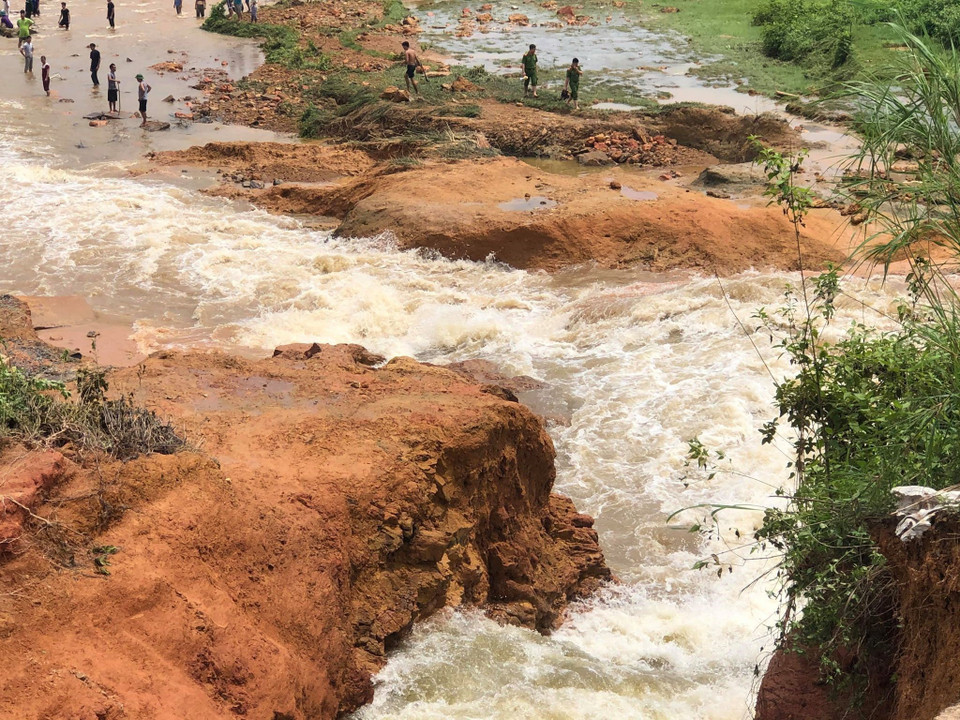 Nước chảy mạnh xuống khu vực hạ du. (Ảnh: Tạ Toàn/TTXVN)