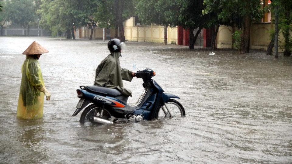  Ngập lụt nghiêm trọng khiến nhiều xe máy khi lưu thông trên đường Duy Tân, thành phố Vinh bị chết máy (Ảnh chụp lúc 8 giờ sáng 15/10). (Ảnh: Tá Chuyên/TTXVN) 