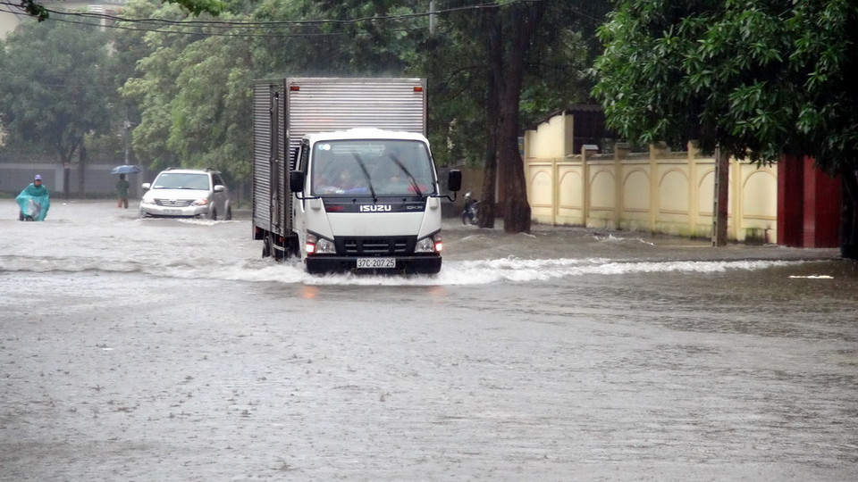 Ngập lụt nghiêm trọng tại đường Đinh Công Tráng, thành phố Vinh (ảnh chụp lúc 8 giờ sáng 15/10). (Ảnh: Tá Chuyên/TTXVN) 
