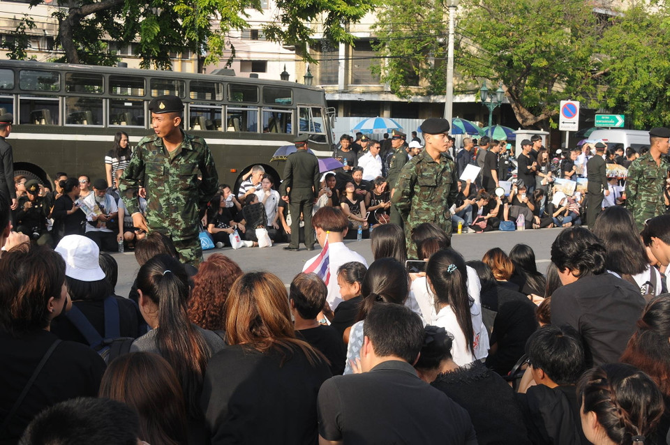 Người dân chờ đón xe chở linh cữu gần tượng đài Dân chủ. (Ảnh: Quang Thuận/Vietnam+)