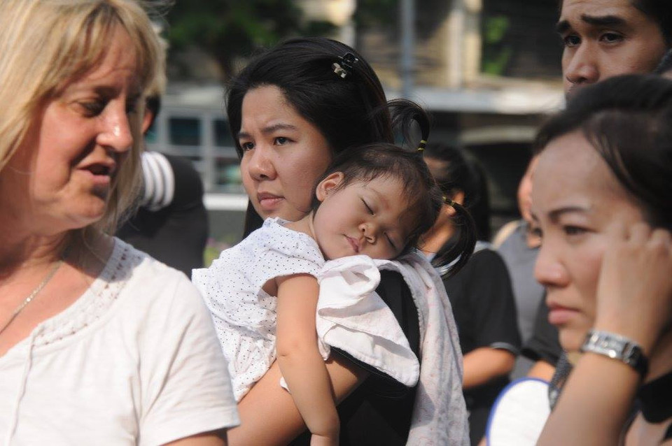 Mỗi người dân Thái, dù lớn hay nhỏ đều mong muốn được nhìn thấy hình ảnh Nhà Vua lần cuối. (Ảnh: Quang Thuận/Vietnam+)