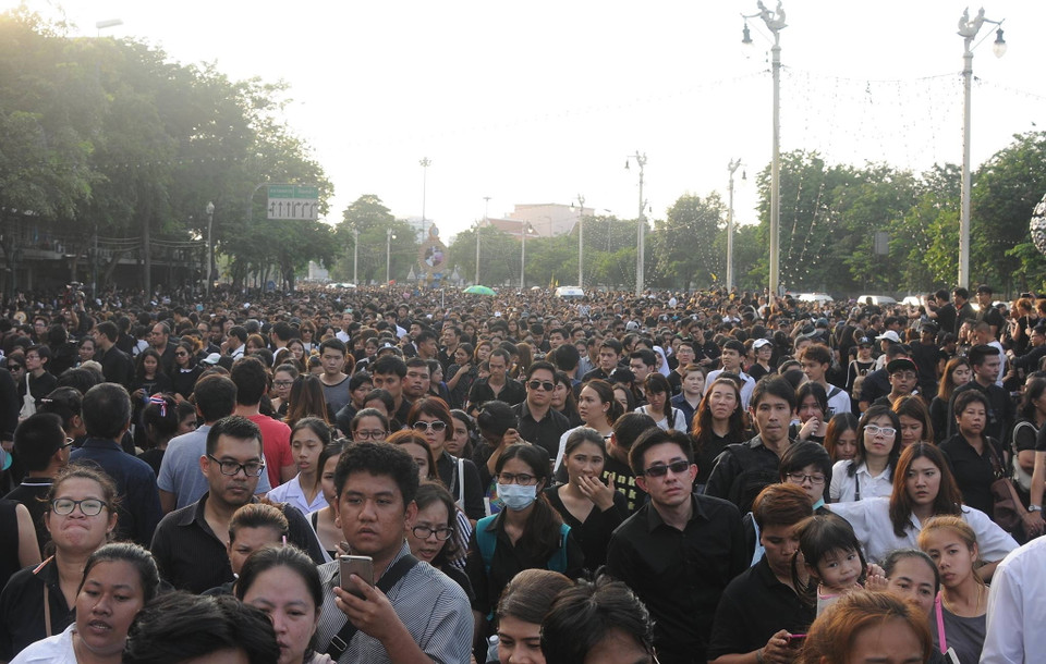 Hàng vạn người đã đổ về Hoàng cung. (Ảnh: Quang Thuận/Vietnam+)