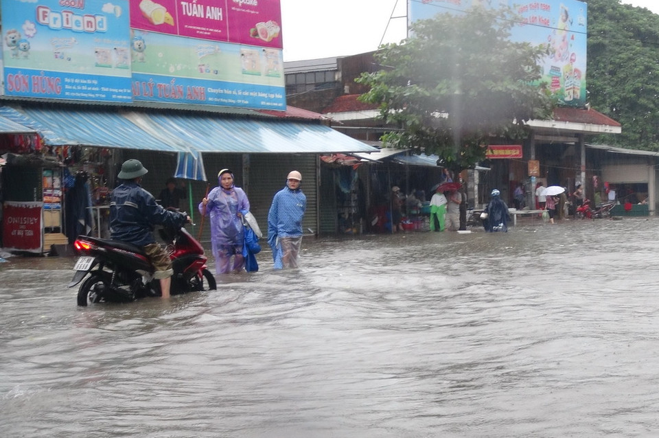 Ngập lụt nghiêm trọng trên trục đường Tuệ Tĩnh, thành phố Vinh (Ảnh chụp lúc 8 giờ sáng 15/10). (Ảnh: Tá Chuyên/TTXVN) 