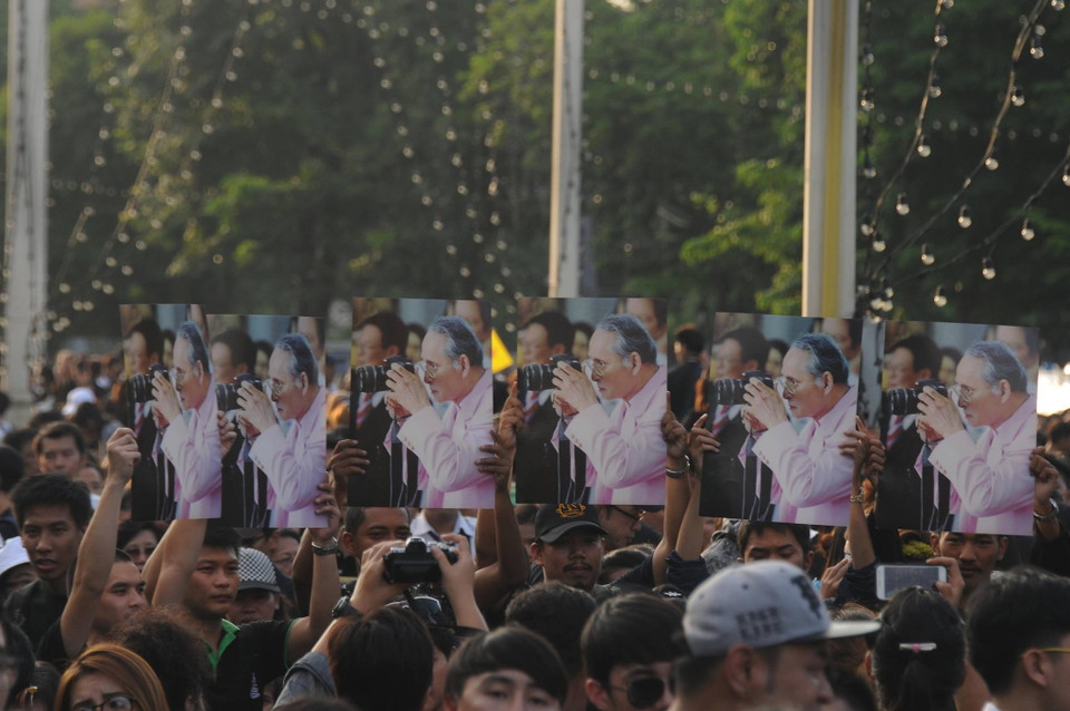 Nhà Vua cũng là một nhiếp ảnh gia kỳ cựu. (Ảnh: Quang Thuận/Vietnam+)