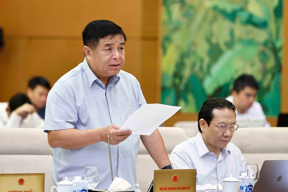 Bộ trưởng Bộ Kế hoạch và Đầu tư Nguyễn Chí Dũng trình bày tóm tắt báo cáo. (Ảnh: Doãn Tấn/TTXVN)