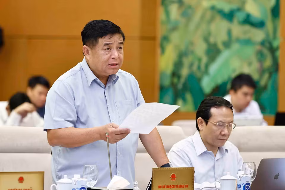 Bộ trưởng Bộ Kế hoạch và Đầu tư Nguyễn Chí Dũng trình bày tóm tắt báo cáo. (Ảnh: Doãn Tấn/TTXVN)