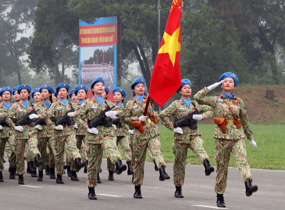Khối nữ sỹ quan Gìn giữ Hòa bình Liên hợp quốc tham gia hợp luyện. (Ảnh: Trọng Đức/TTXVN)
