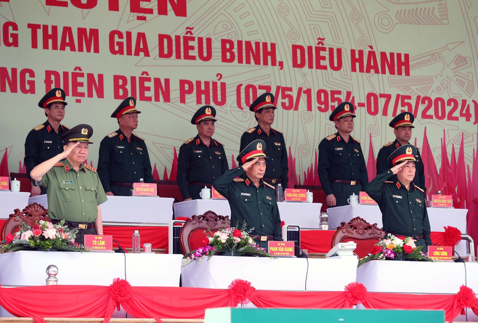 Đại tướng Phan Văn Giang, Bộ trưởng Bộ Quốc phòng, Đại tướng Tô Lâm, Bộ trưởng Bộ Công an, Đại tướng Lương Cường, Chủ nhiệm Tổng cục Chính trị Quân đội Nhân dân Việt Nam cùng các đại biểu dự buổi hợp luyện. (Ảnh: Trọng Đức/TTXVN)