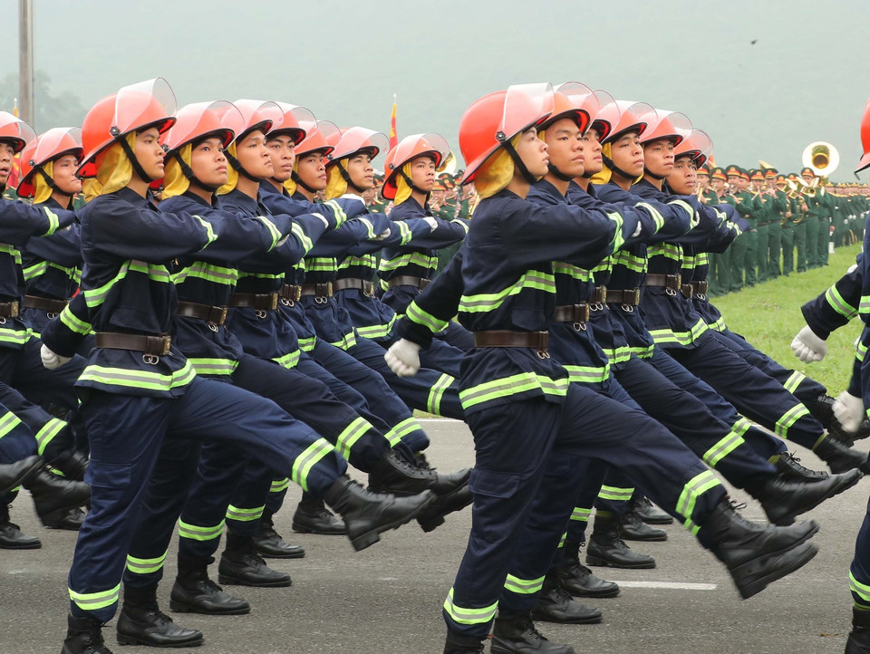 Khối Cảnh sát Phòng cháy Chữa cháy tham gia hợp luyện. (Ảnh: Trọng Đức/TTXVN)