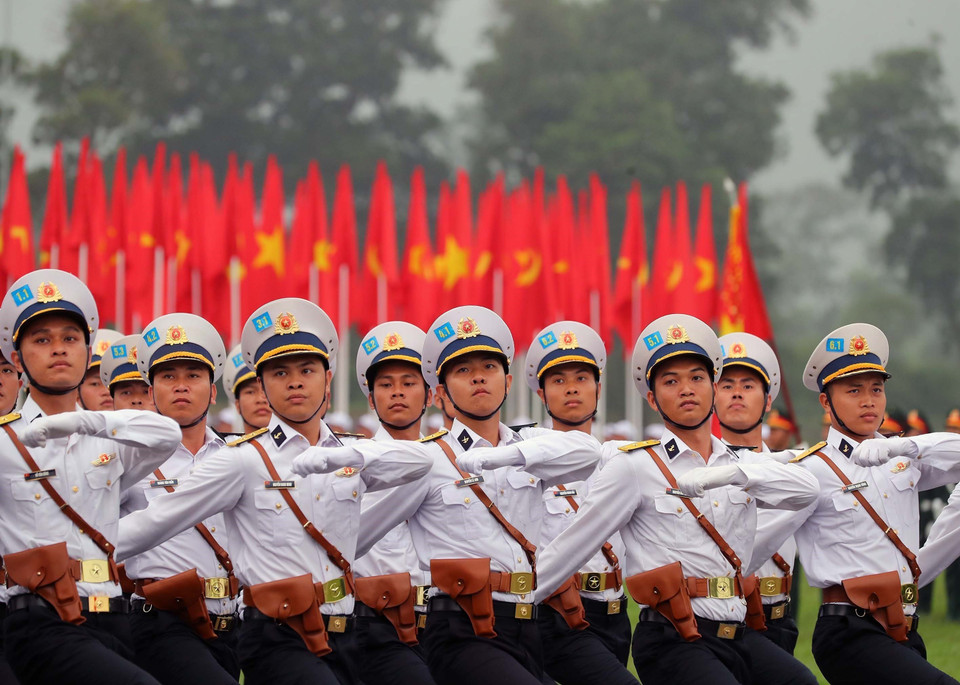 Khối sỹ quan Hải quân tham gia hợp luyện. (Ảnh: Trọng Đức/TTXVN)
