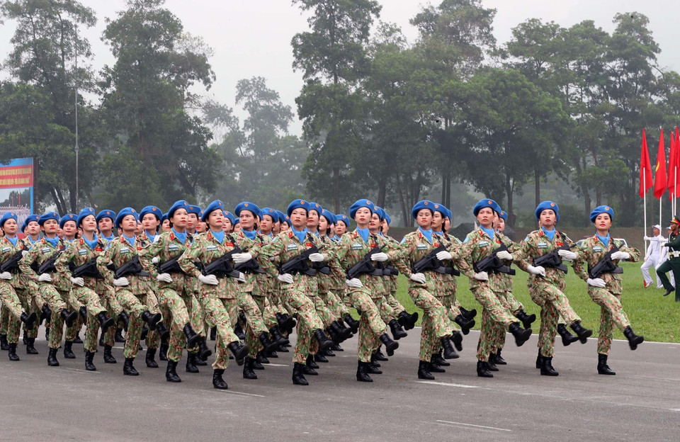 Khối nữ sỹ quan Gìn giữ Hòa bình Liên hợp quốc tham gia hợp luyện. (Ảnh: Trọng Đức/TTXVN)