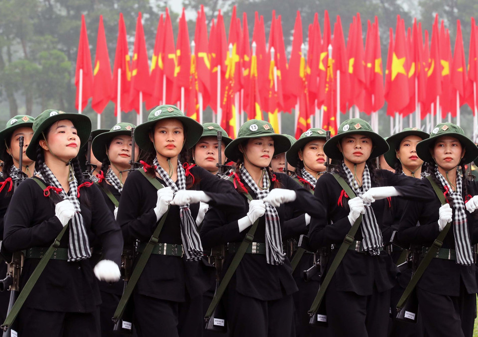 Khối nữ du kích miền Nam tham gia hợp luyện. (Ảnh: Trọng Đức/TTXVN)