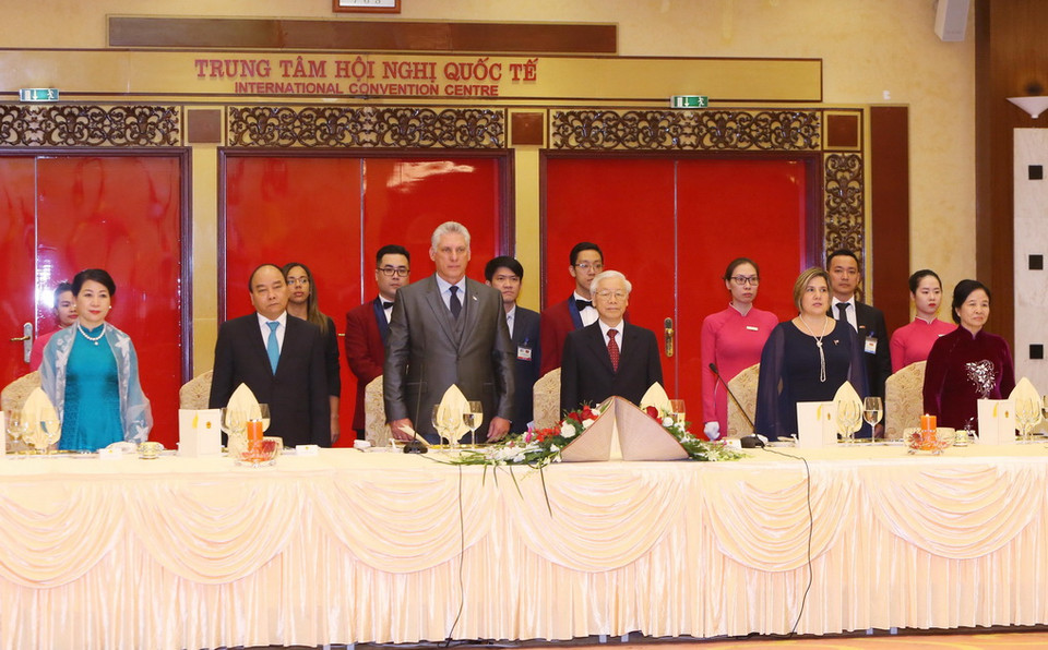 Tổng Bí thư, Chủ tịch nước Nguyễn Phú Trọng và Phu nhân, Thủ tướng Nguyễn Xuân Phúc và Phu nhân cùng Chủ tịch Hội đồng Nhà nước và Hội đồng Bộ trưởng Cuba Miguel Mario-Diáz Canel Bermúdez cùng Phu nhân dự tiệc chiêu đãi. (Ảnh: Lâm Khánh/TTXVN)