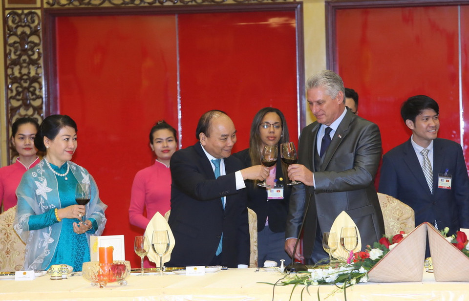 Thủ tướng Nguyễn Xuân Phúc và Phu nhân với Chủ tịch Hội đồng Nhà nước và Hội đồng Bộ trưởng Cuba Miguel Mario-Diáz Canel Bermúdez tại tiệc chiêu đãi. (Ảnh: Lâm Khánh/TTXVN)