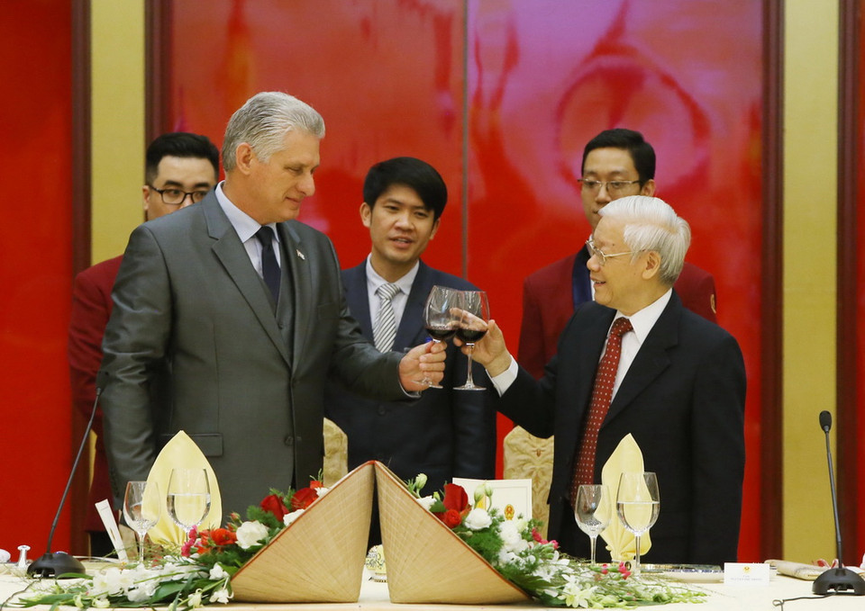  Tổng Bí thư, Chủ tịch nước Nguyễn Phú Trọng với Chủ tịch Hội đồng Nhà nước và Hội đồng Bộ trưởng Cuba Miguel Mario-Diáz Canel Bermúdez tại tiệc chiêu đãi. (Ảnh: Lâm Khánh/TTXVN)