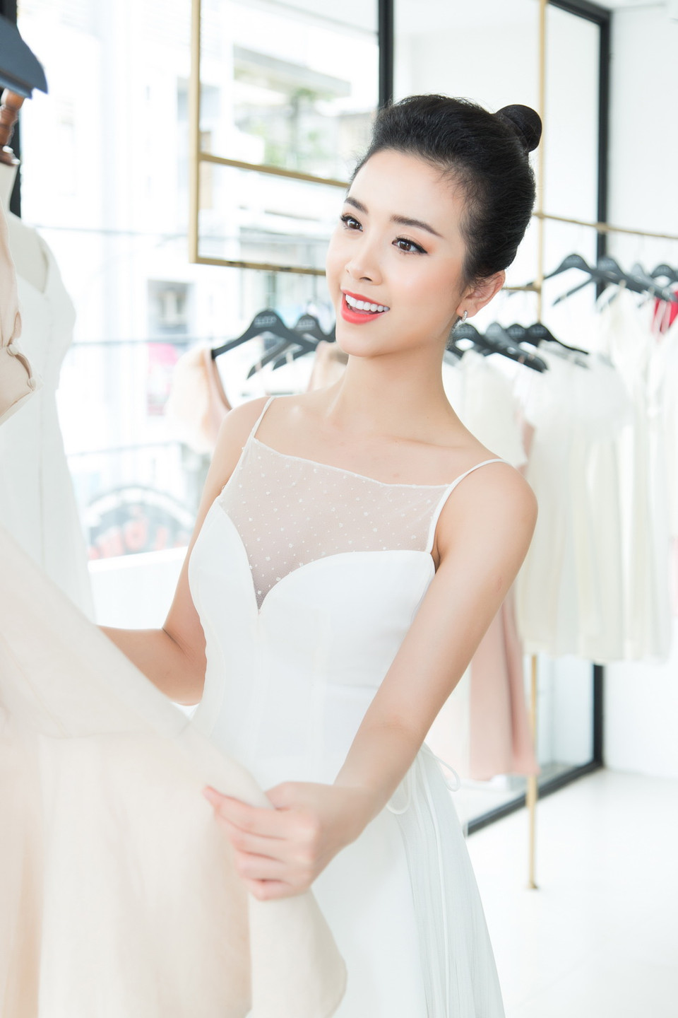 Gây ấn tượng trong lòng người hâm mộ bởi nét đẹp mong manh, Thúy An khoe nét dịu dàng trong từng thiết kế. (Ảnh: Tân Lê)