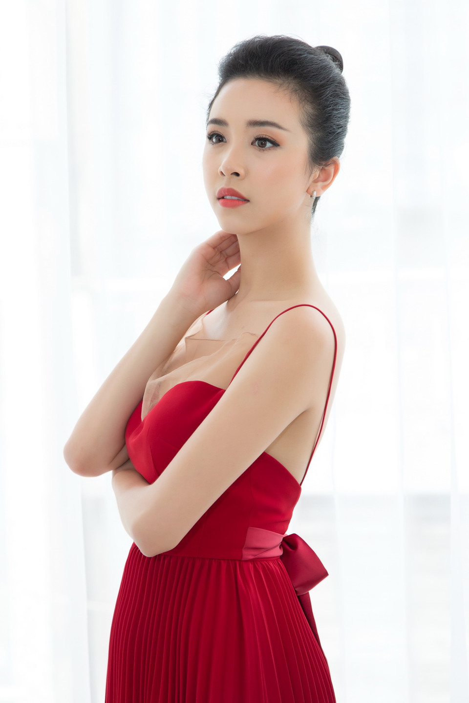 Cô vừa khéo léo khoe đường cong quyến rũ, nhưng vẫn giữ cho mình nét Á đông sẵn có. (Ảnh: Tân Lê)