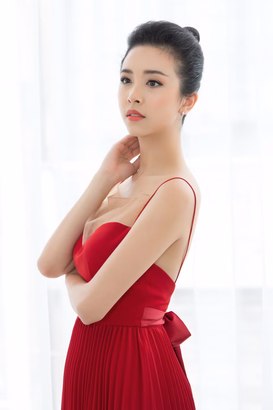 Cô vừa khéo léo khoe đường cong quyến rũ, nhưng vẫn giữ cho mình nét Á đông sẵn có. (Ảnh: Tân Lê)