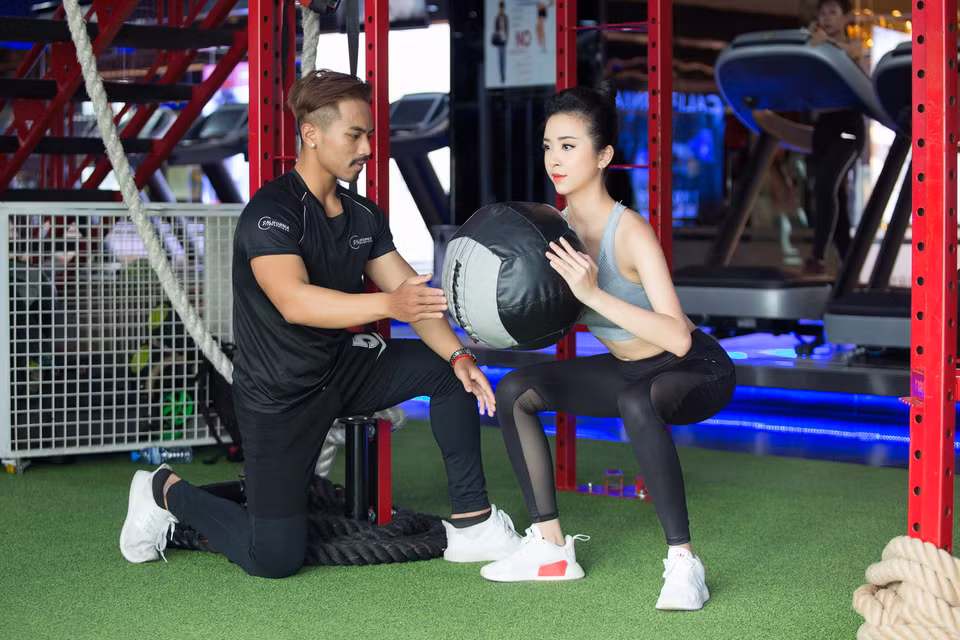 Người đẹp sinh năm 1997, bắt đầu ngày mới tại phòng gym. (Ảnh: Tân Lê)