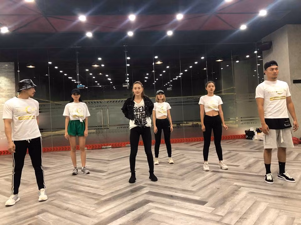 Trước thềm chung kết, top 3 The Face ráo riết tập luyện với các bài tập giải phóng hình thể, cảm thụ âm nhạc, các bài tập nâng cao sức khỏe và hình thể. (Ảnh: BTC)