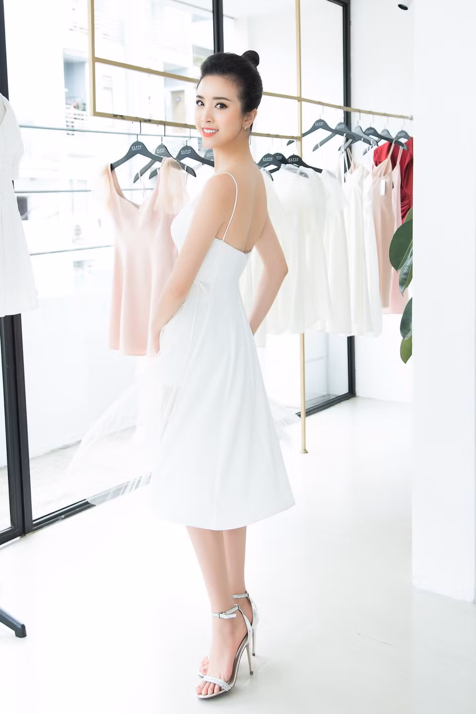 Buổi chiều, Thúy An cùng trợ lý tới thử đồ tại một thương hiệu cho buổi chụp hình theo kế hoạch của công ty. (Ảnh: Tân Lê)