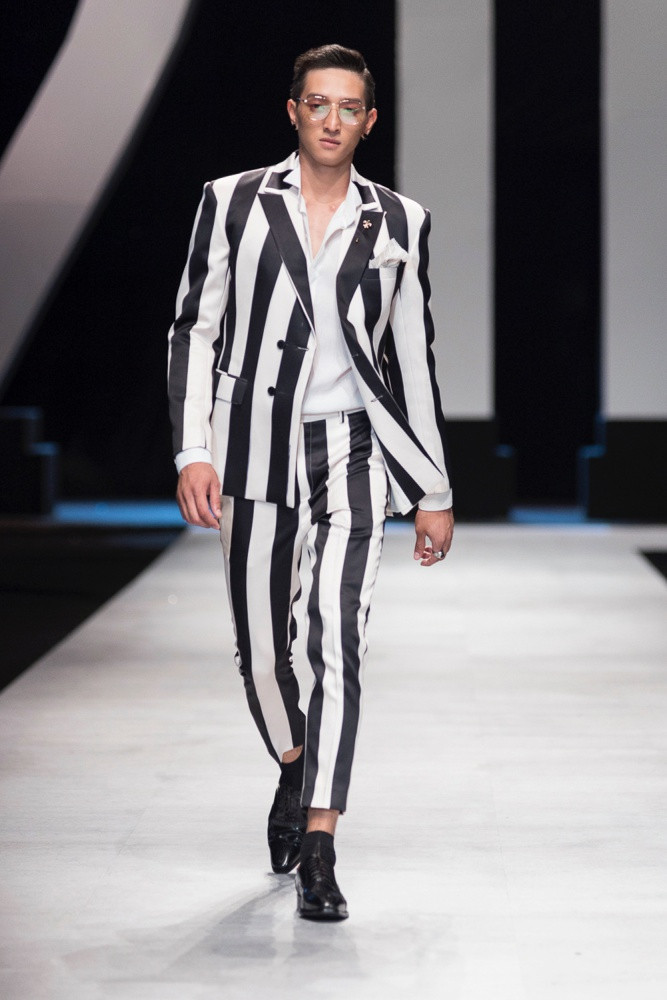 Trong bộ sưu tập, Hoàng Minh Hà đã chủ động thay đổi những dáng cơ bản của đồ nam bằng các đường cắt cúp có dụng ý.