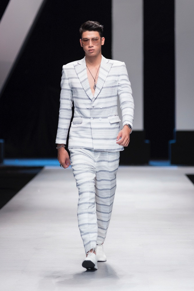 'Chaos,' bộ sưu tập của nhà thiết kế Hoàng Minh Hà kết hợp cùng nhãn hàng thời trang nam Owen của Việt Nam, vừa ra mắt trong khuôn khổ Tuần lễ Thời trang quốc tế Việt Nam Xuân Hè 2018.