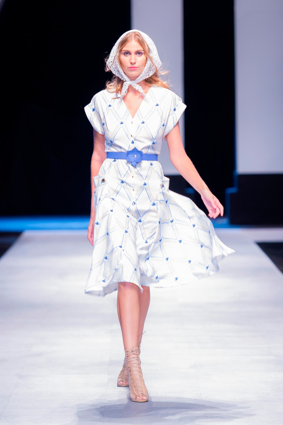 Vốn có thế mạnh về các kỹ thuật may đo thủ công tinh xảo cùng đính kết 3D của các nghệ nhân lành nghề, thương hiệu Phoenix_V đã tạo được ấn tượng đẹp khi thử sức với kỹ thuật in họa tiết trên hơn 30 mẫu thiết kế mang tính ứng dụng cao lần này. 