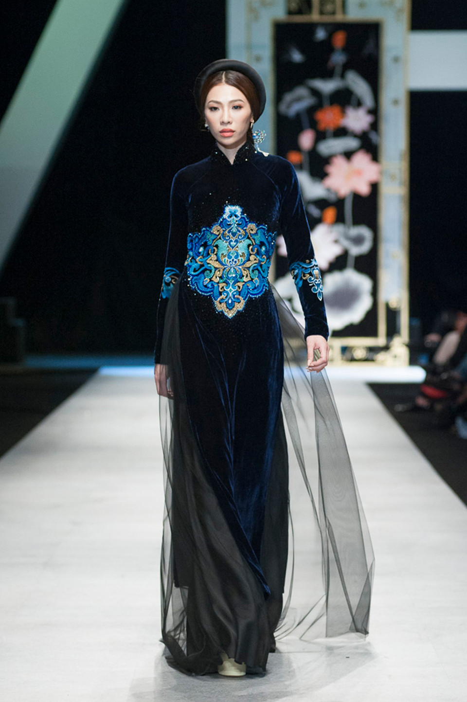 Nhà thiết kế Bảo Bảo xuất thân là chuyên viên trang điểm cho hàng loạt những tên tuổi đình đám của giới showbiz Việt. 