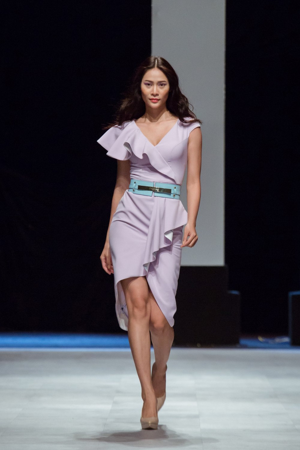 Các thiết kế dựng trên các phom dáng hơi hướng thập niên 70s như quần ống loe, sơ mi kẻ sọc, jumpsuit… để tạo nên tổng hòa duyên dáng giữa tinh thần retro và cái nhìn hiện đại.