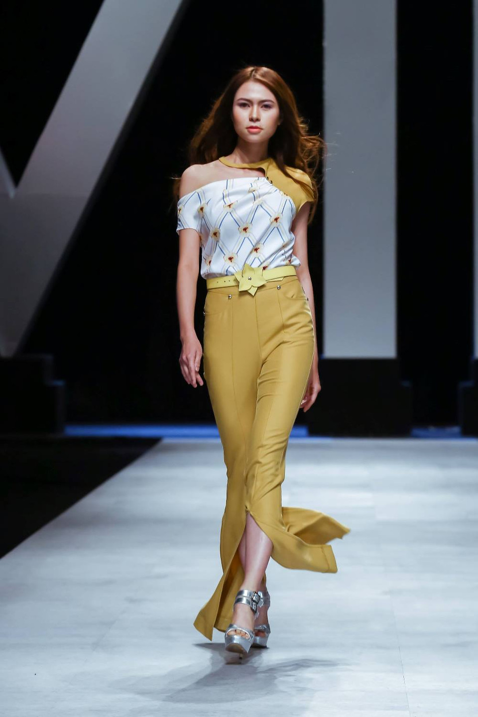 Bộ sưu tập nhấn vào các gam màu pastel, bao gồm cả màu ultra violet là xu hướng của thời trang năm nay. 