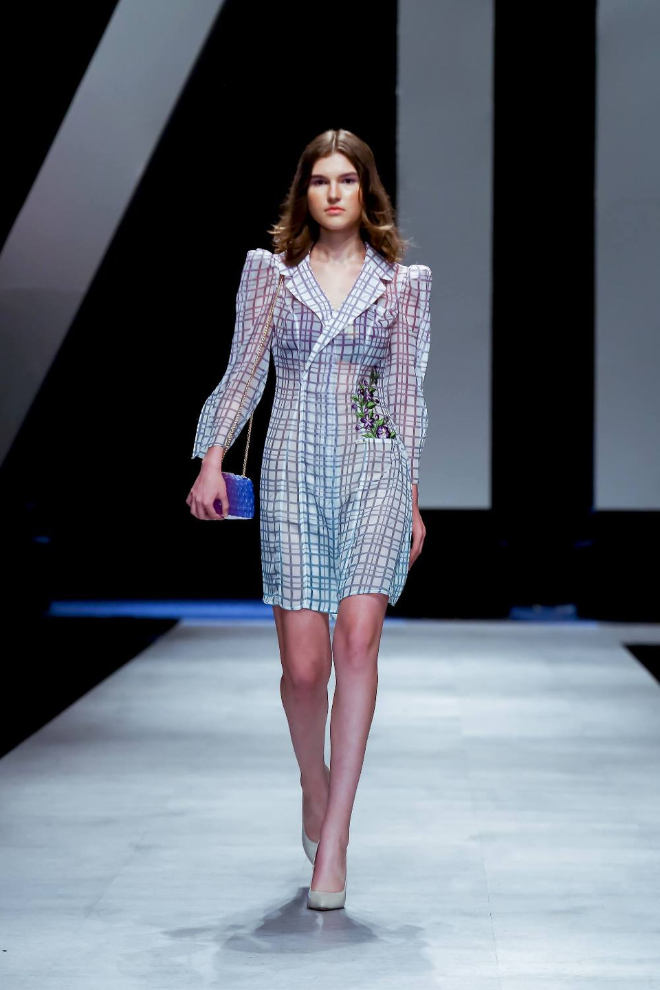 Là bản giao hòa đầy ấn tượng giữa họa tiết kẻ sọc, hoa và hình chụp X-ray, bộ sưu tập “Phoenix_V Resort 2018” đã để lại nhiều dư âm trong lòng giới mộ điệu thời trang Việt. 