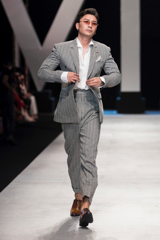 Từ chất liệu, phom dáng cho đến các họa tiết kẻ sọc quen thuộc đã nói lên được tinh thần chủ đạo của bộ thiết kế. 