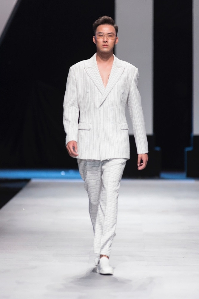 Với các chất liệu cotton, wool được dệt và gia công tỉ mỉ cùng các họa tiết kẻ sọc, nhà thiết kế Hoàng Minh Hà đã có những kết hợp sáng tạo mang đến vẻ mới mẻ, độc đáo cho trang phục nam.