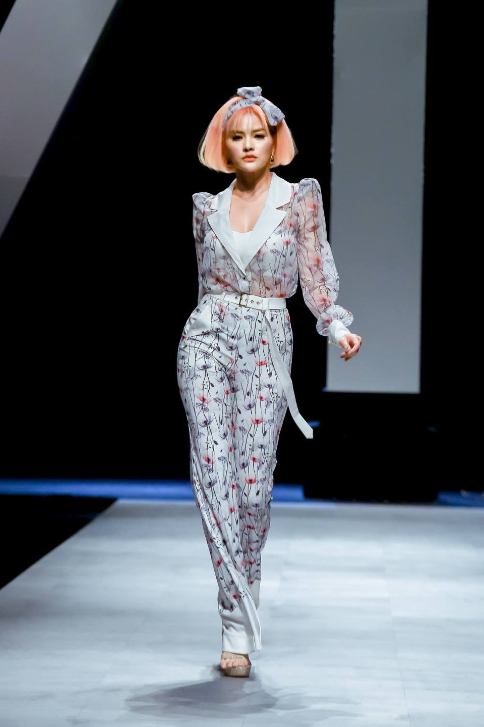 Đặc biệt, nhà thiết kế Vũ Thu Phương đã quyết định trở lại trong vai trò người mẫu khi giữ vị trí vedette của buổi diễn. 