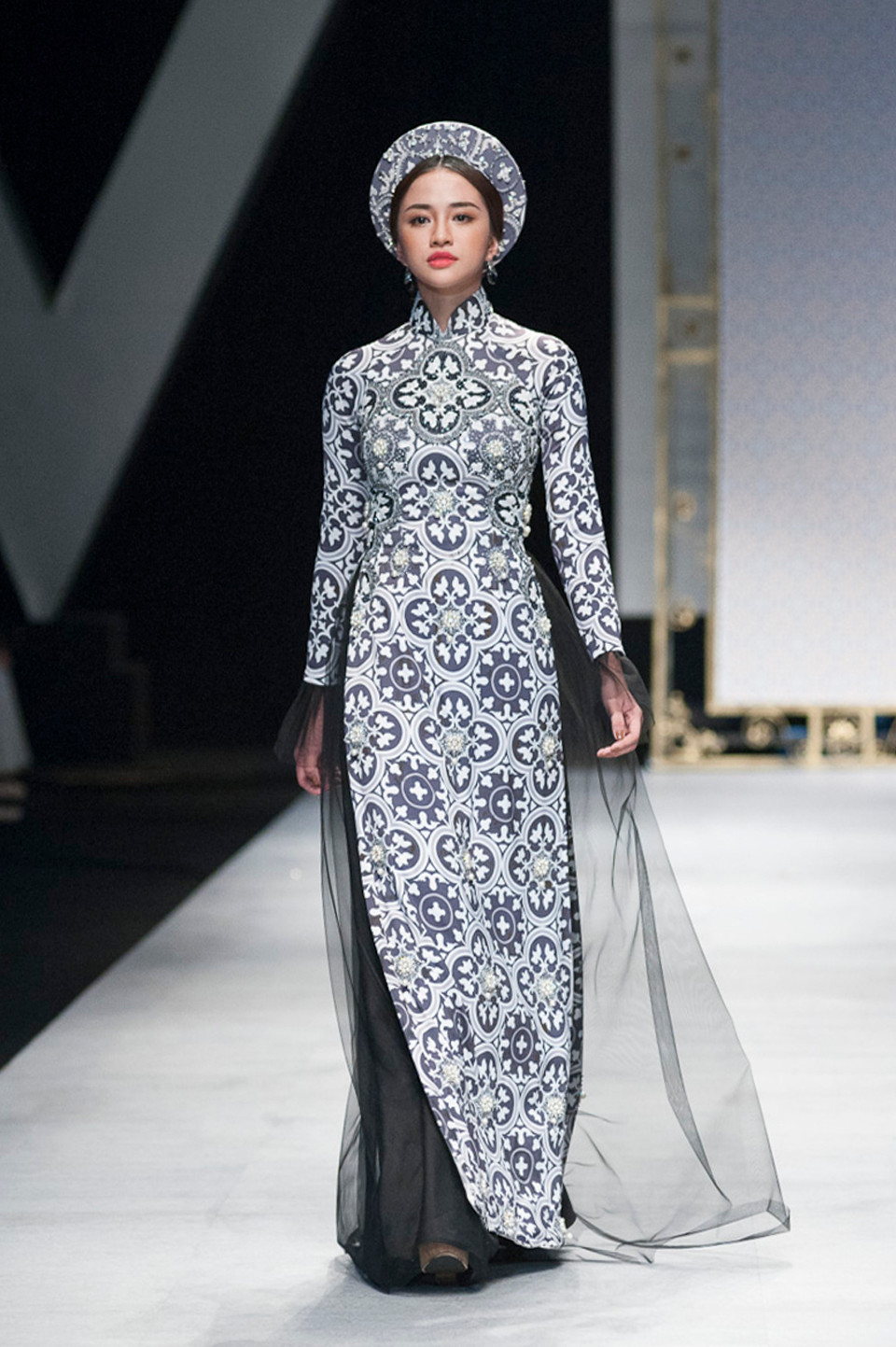 Trên nền nhạc ca khúc dân ca đương đại 'Bánh trôi nước,' nhà thiết kế Bảo Bảo đã đưa khán giả về lại không gian cung đình xưa với bộ sưu tập áo dài truyền thống 'Heritage'... 